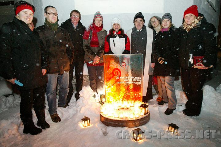 2009.01.28_18.29.47.jpg - Organisatoren mit Knstlern, v.l.n.r.: Mag. Lucia Deinhofer, Peter Nefischer (Design), Sepp Draxler, Eva Lobmayr (Glasgestaltung), Regina Brbaumer, Martina Stockinger, Madeleine Bruckner - alle vom Arbeitskreis Mosaik Familie, mit Pfarrer P. Michael Prinz und Dipl. PAss. Christine Winklmayr.