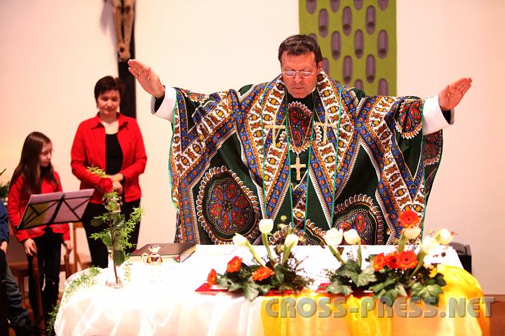 2009.02.15_10.18.51.jpg - "Liebt einander!"  Um dieses Gebot Jesu in Flle befolgen zu knnen, strkte der Seitenstettner Abt Berthold Heigl alle Anwesenden mit seinem Segen.    Das farbenprchtige Messgewand  nahm Abt Berthold von seiner Reise aus Tansania mit.