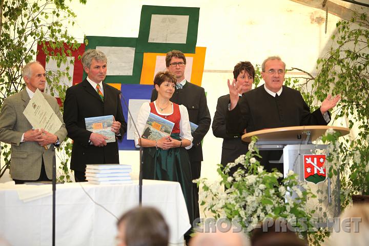 2009.04.19_12.19.03.jpg - Im Festzelt honorierte Pfarrer P.Michael die Beteiligten am Projekt "St.Veit 1109" mit der Festschrift zur Sonderausstellung.   Josef Kern (ganz links) bekam fr sein Engagement den Hippolytorden aus Bronze.