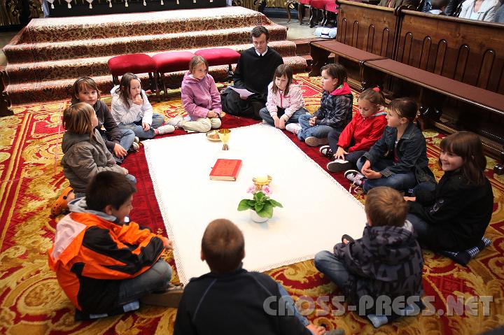 2009.04.30_15.23.26.jpg - Die jngsten Jnger Jesu beim Abendmahlspiel.  :)