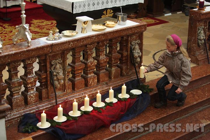 2009.11.29_10.29.02.jpg - Zu jeder adventlichen Frbitte zndeten die Kinder eine Kerze an und stellten sie der Reihe nach auf.