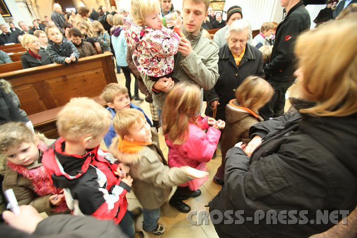 2009.11.29_10.58.04.jpg - Nach dem Gottesdienst bekamen die Kinder kleine Kerzen, eingewickelt in je ein adventliches Gedicht.