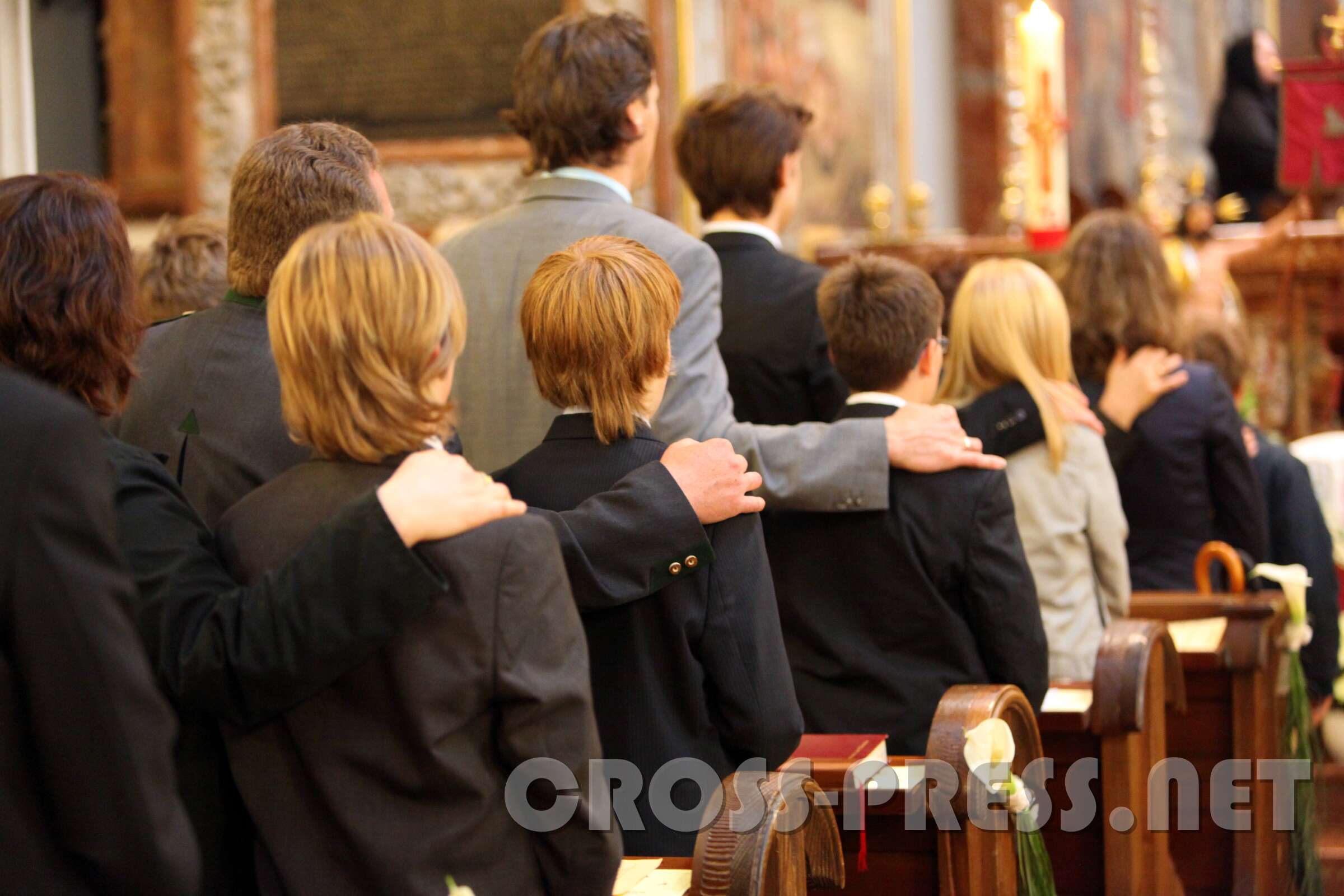 2010.05.16_11.32.39.jpg - So wie bei der Firmsalbung, legten die Firmpaten beim Schlusssegen ihre Hand auf die Schulter ihrer Patenkinder.Die Handauflegung durch die Paten sei ein schnes Symbol: "Du bist mein geliebtes Kind!" - Gott selbst ruft jeden Einzelnen beim Namen, "Er selbst legt seine Hand auf euch!", so Abt Berthold.