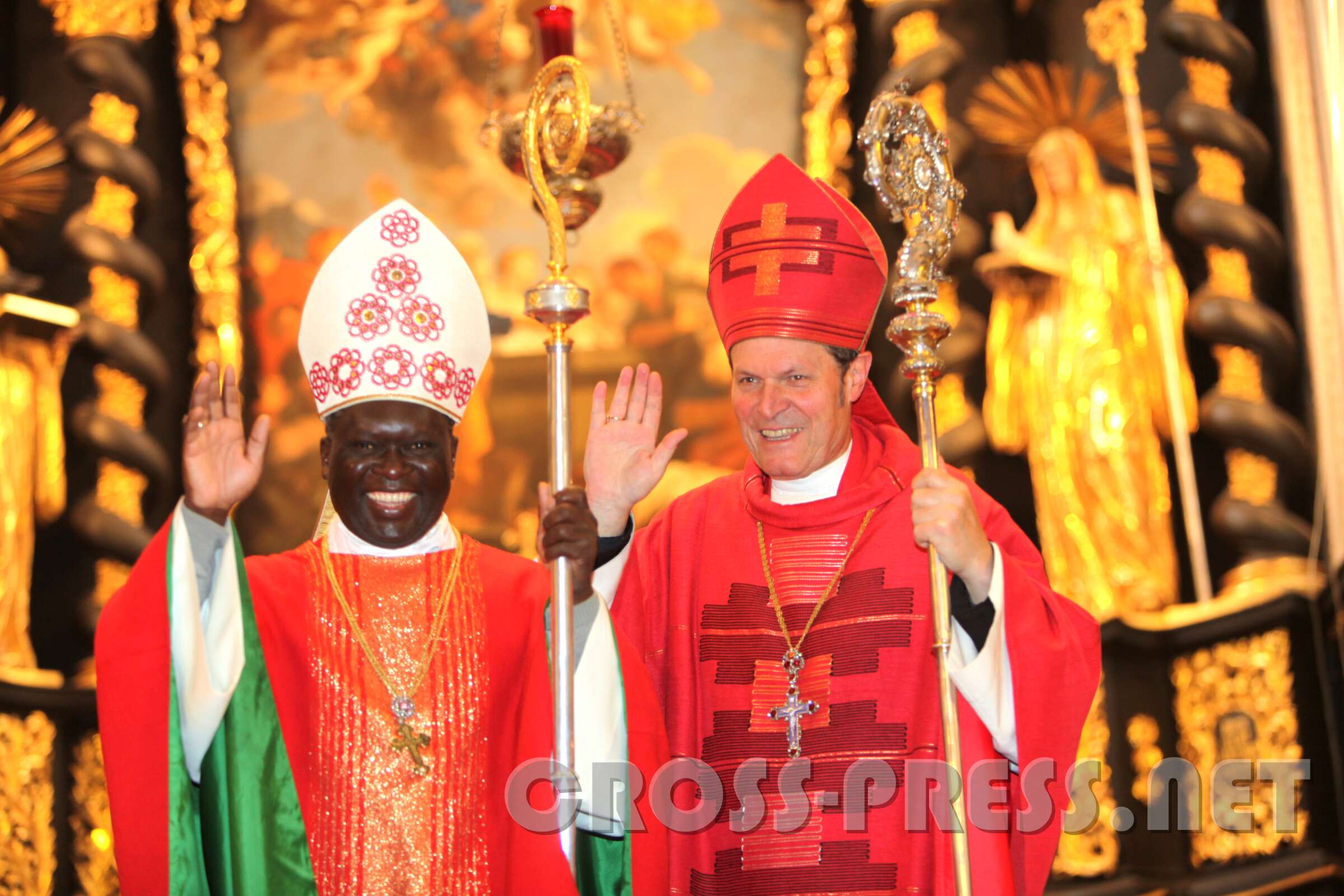 2010.05.16_11.51.17.jpg - Nach dem familiren Fototermin mit den Firmlingen, der witterungsbedingt in der Kirche stattfand, verabschiedeten sich Bischof Philip Anyolo und Abt Berthold Heigl.