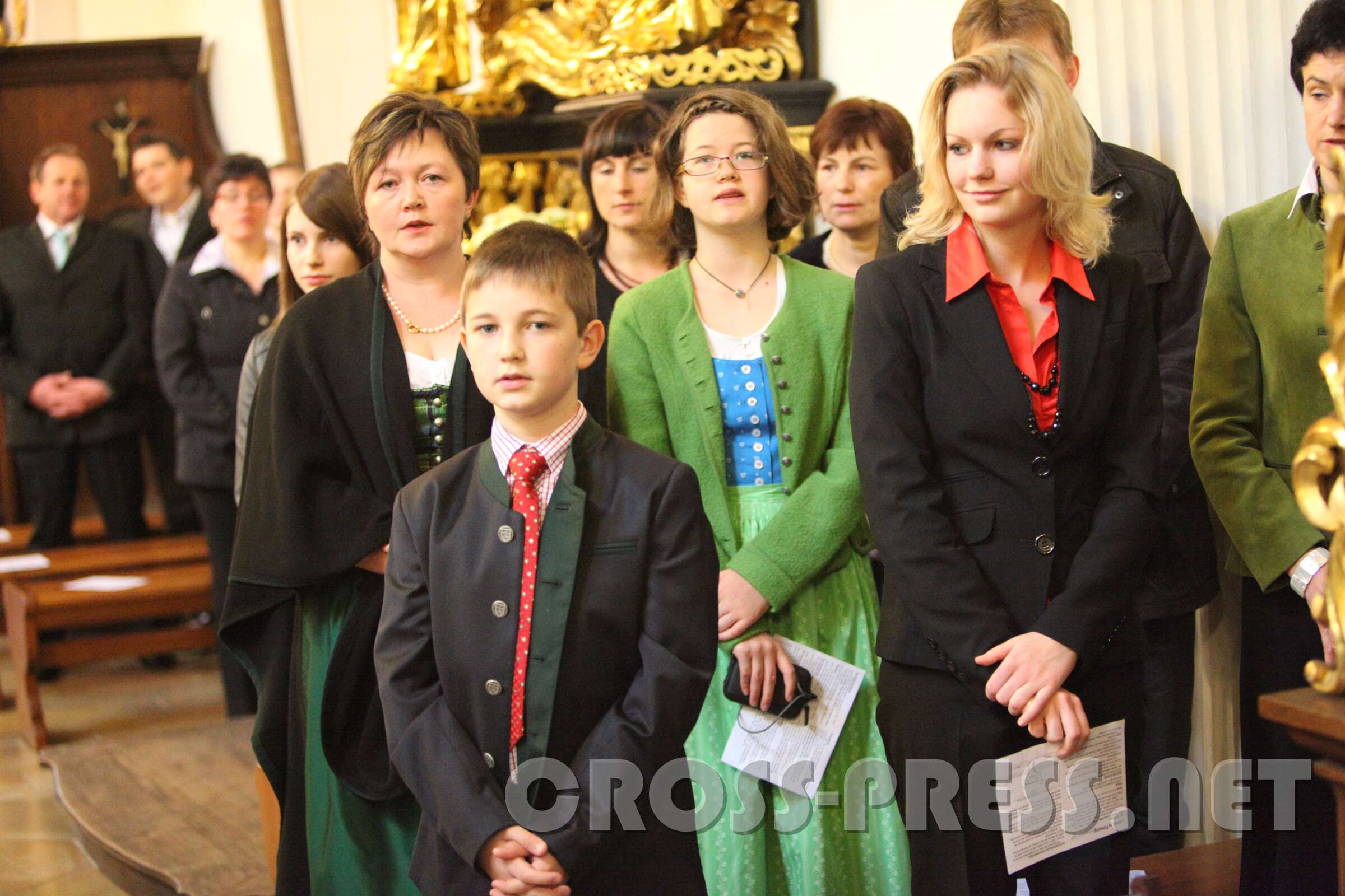 2010.05.22_09.02.10.jpg - Viele Teilnehmer kommen in traditionellen Trachten und Dirndln zur feierlichen Firmungsmesse.