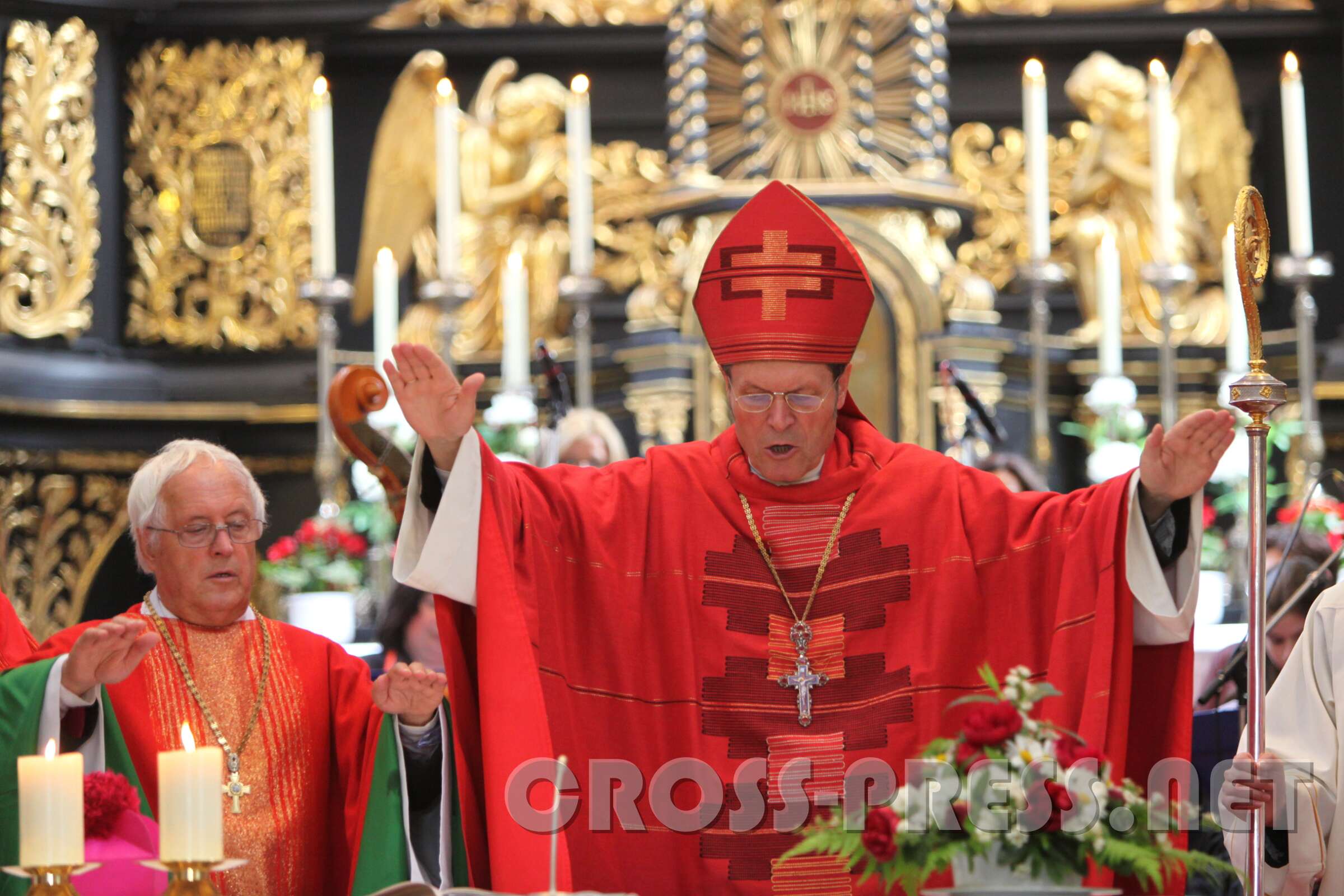 2010.05.22_12.16.20.jpg - Propst Raimund Breiteneder und Abt Berthold Heigl geben den Firmlingen und allen Anwesenden noch den Abschlusssegen mit auf den Weg.