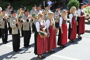 Kranzniederlegung für Kameraden durch Trachtenmusikkapelle