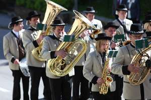 Kranzniederlegung für Kameraden durch Trachtenmusikkapelle