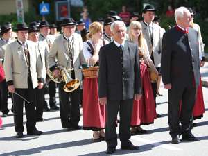 Kranzniederlegung für Kameraden durch Trachtenmusikkapelle