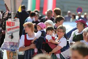 Kranzniederlegung für Kameraden durch Trachtenmusikkapelle