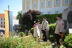 Kranzniederlegung für Kameraden durch Trachtenmusikkapelle