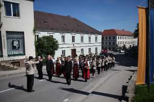 Kranzniederlegung für Kameraden durch Trachtenmusikkapelle