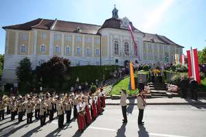 Kranzniederlegung für Kameraden durch Trachtenmusikkapelle Die Trachtenmusikkapelle in Aufstellung unterhalb des Stiftes beim Denkmal der verstorbenen Kameraden.