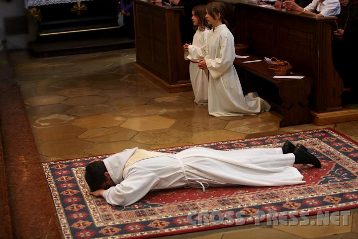 2010.07.10_10.58.51.jpg - Während die Allerheiligen-Litanei gesungen wird, erfolgt die "Prostratio", das sich Niederwerfen als Zeichen der Demut und Hingabe.