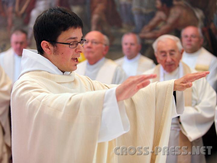 2010.07.10_11.57.00.jpg - Der neugeweihte Priester erteilt der versammelten Gemeinde seinen ersten priesterlichen Segen.