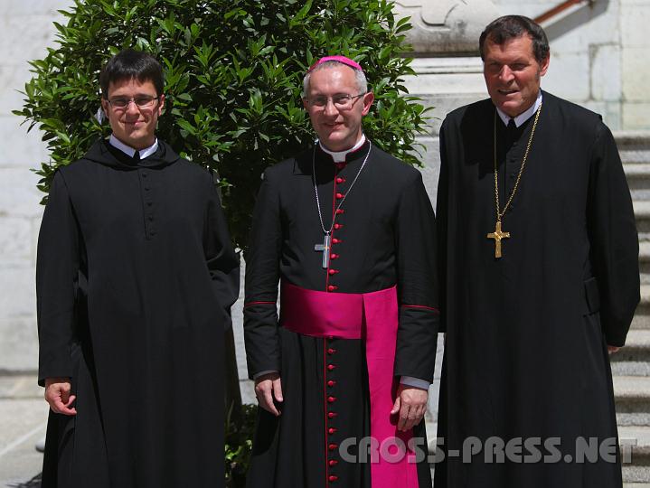 2010.07.10_14.18.21.jpg - P.Florians Ehebruster OSB nach seiner Priesterweihe mit Weihbischof Anton Leichtfried und seinem Abt Berthold Heigl.