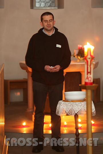 2010.12.03_21.26.02.jpg - Herbert Reisinger, Geistlicher Leiter des Schacherhofs, teilte seine Gedanken ber Advent den Jugendlichen mit.