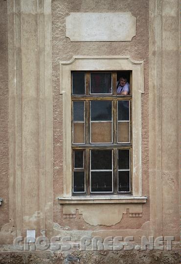 2011.03.21_11.07.58.jpg - Ein "Scharfschütze" aus dem Hinterhalt: Sportlehrer Prof.Helmut Schmutzer am Fenster seines renovierungsbedürftigen "Arbeitsplatzes", der alten Turnhalle.