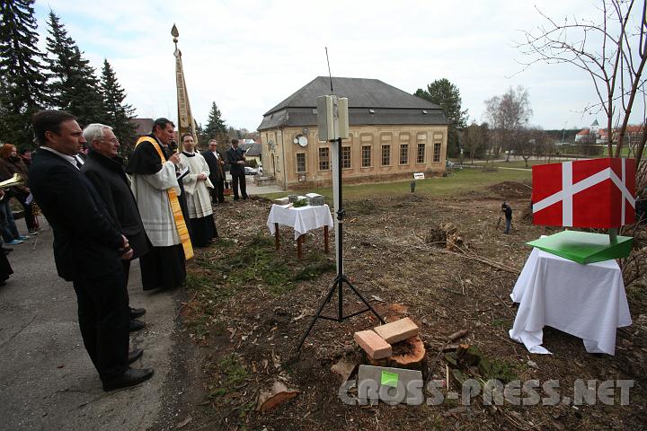 2011.03.21_11.11.25.jpg - Vor der gewaltigen Baugrube; im Hintergrund die altehrwürdige, bald 100-jährige Turnhalle.