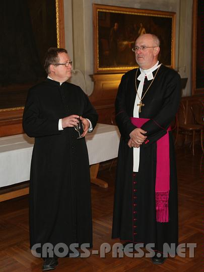 2011.03.21_11.53.14.jpg - Der Waidhofner Dechant Herbert Döller im Gespräch mit Prälat Johann Holzinger aus dem Chorherrenstift St.Florian.