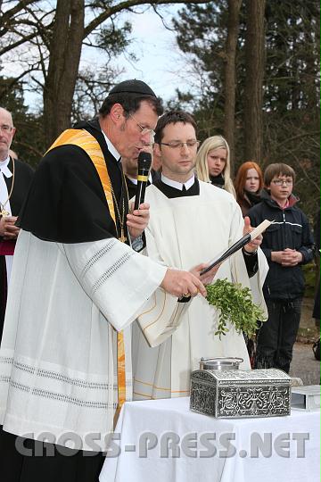 2011.03.21_11.16.53.jpg - Abt Berthold segnet den Grundstein und die "Schatztruhe" für die neue Sporthalle (rechts Fr.Andreas Tüchler).