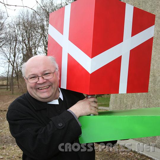 2011.03.21_11.30.00.jpg - Als Schuldirektor ist P.Petrus Pilsinger die neue Turnhalle ein besonderes Anliegen.   So wie der hl. Christophorus die Weltkugel, trägt er verantwortungsbewusst seine symbolische Last.  :)