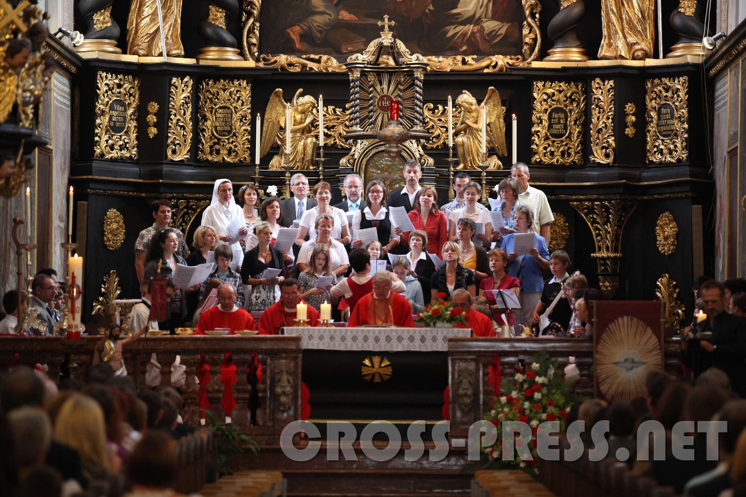 2011.06.11_08.15.18.jpg - Ein guter Chor ist bei einem Fest so ziemlich das Wichtigste.  :)  Bei beiden Messen begeisterte - abgesehen vom Heiligen Geist-  der Chor von Prof. Lucia Deinhofer.