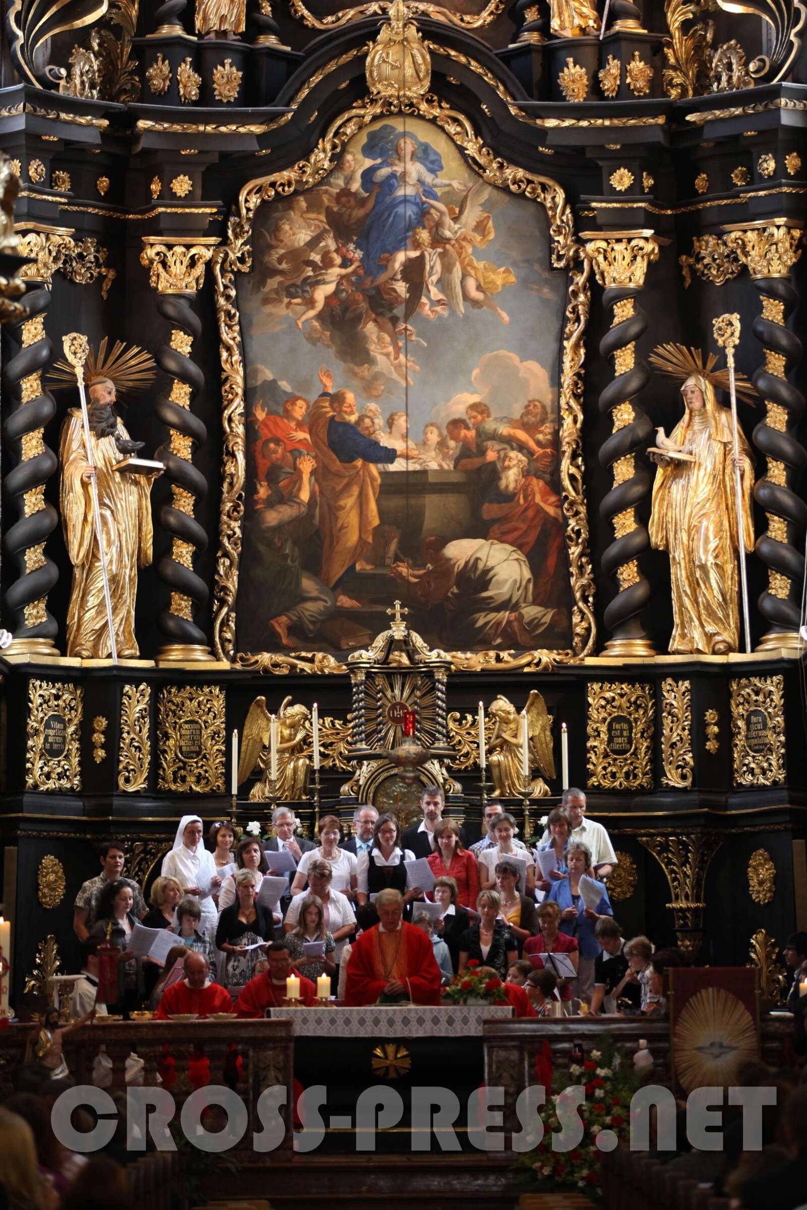 2011.06.11_08.15.27.jpg - Stiftskirche von Seitenstetten ist Mariä Himmelfahrt geweiht.  In der Mitte die Statuen vom hl.Benedikt und hl.Scholastika.