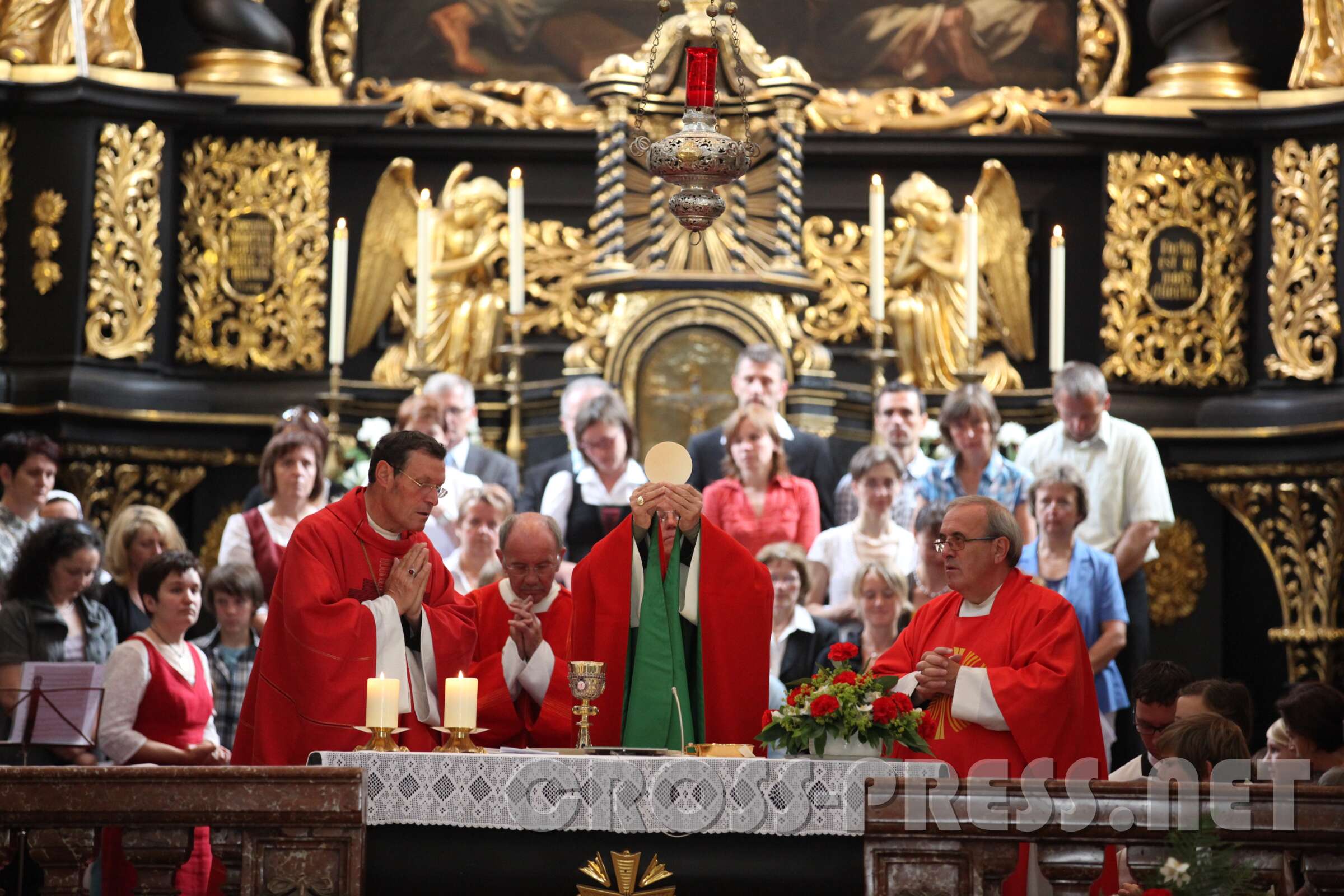 2011.06.11_09.04.56.jpg - Konsekriertes Brot hat in Seitenstetten die Dimensionen, die notwendig sind, um das Sakrament auch noch vom anderen Ende der große Kirche gut sehen zu können.  :)