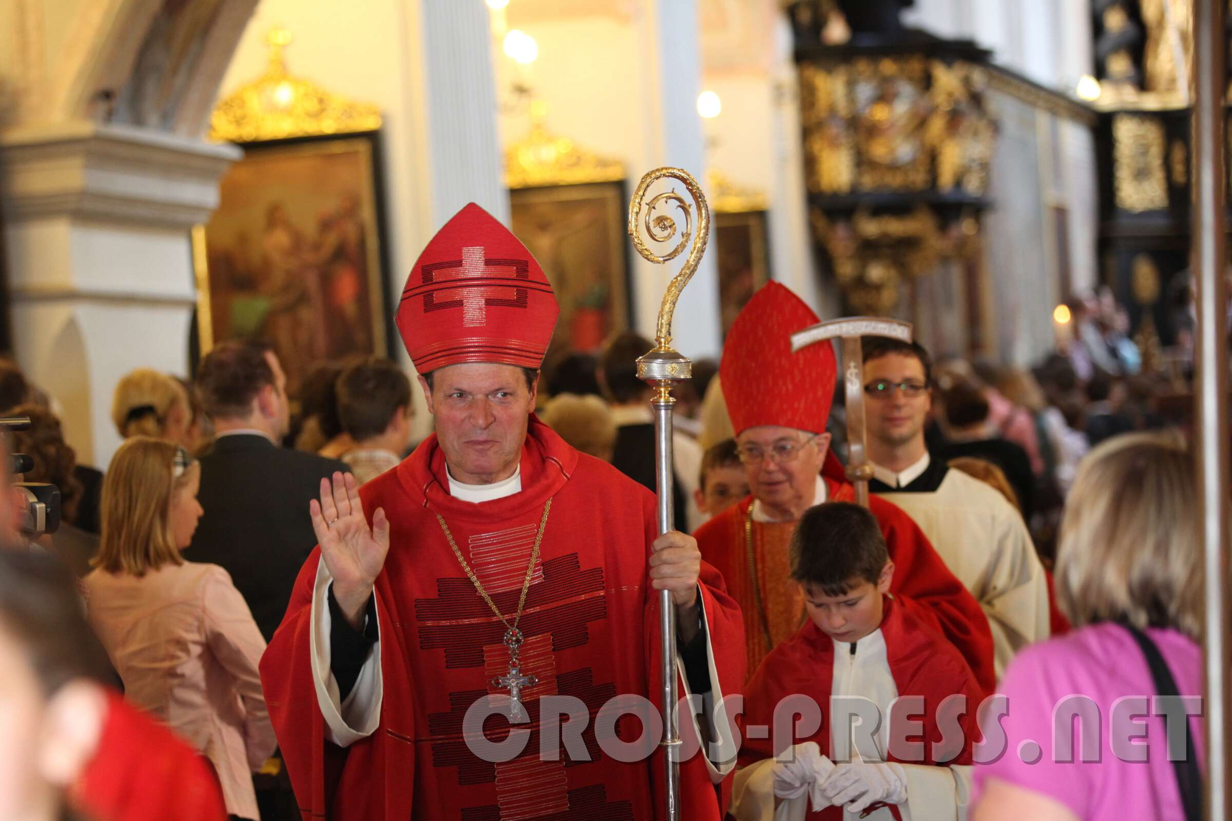 2011.06.11_09.27.57.jpg - Äbte Berhold und Johannes grüßen und segnen Menschen und Kinder beim Auszug.