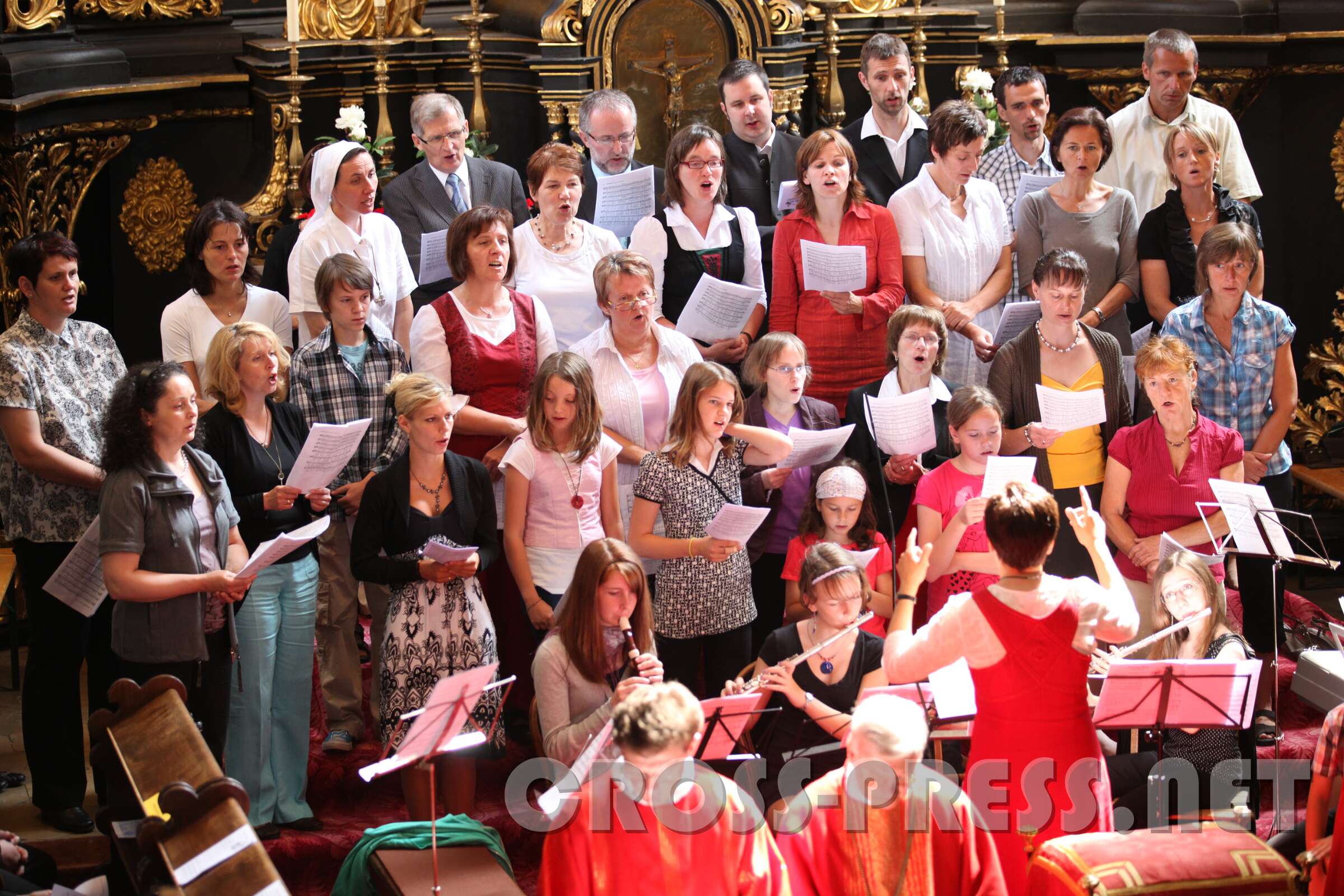 2011.06.11_10.42.52.jpg - Der "himmlische" Chor von Prof. Lucia Deinhofer wurde von Schwester Michaela Gehard (links oben), Moderatorin von Radio Maria, kürzlich verstärkt.