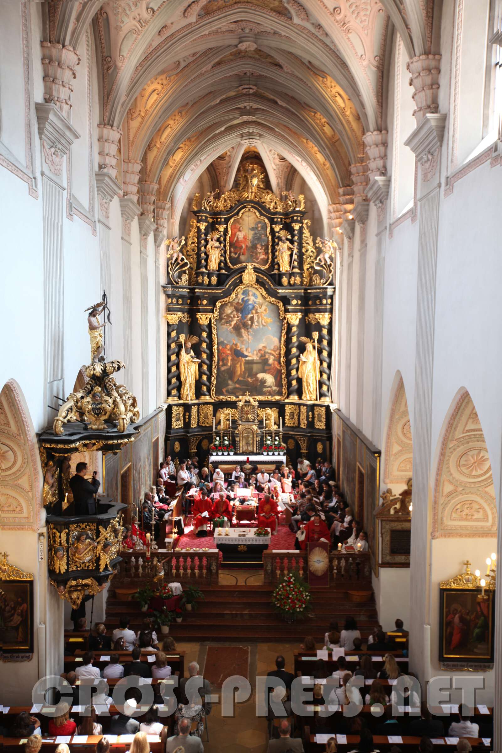 2011.06.11_10.59.31.jpg - Von Sonne und Heiligem Geist durchflutete Stiftskirche.  :)