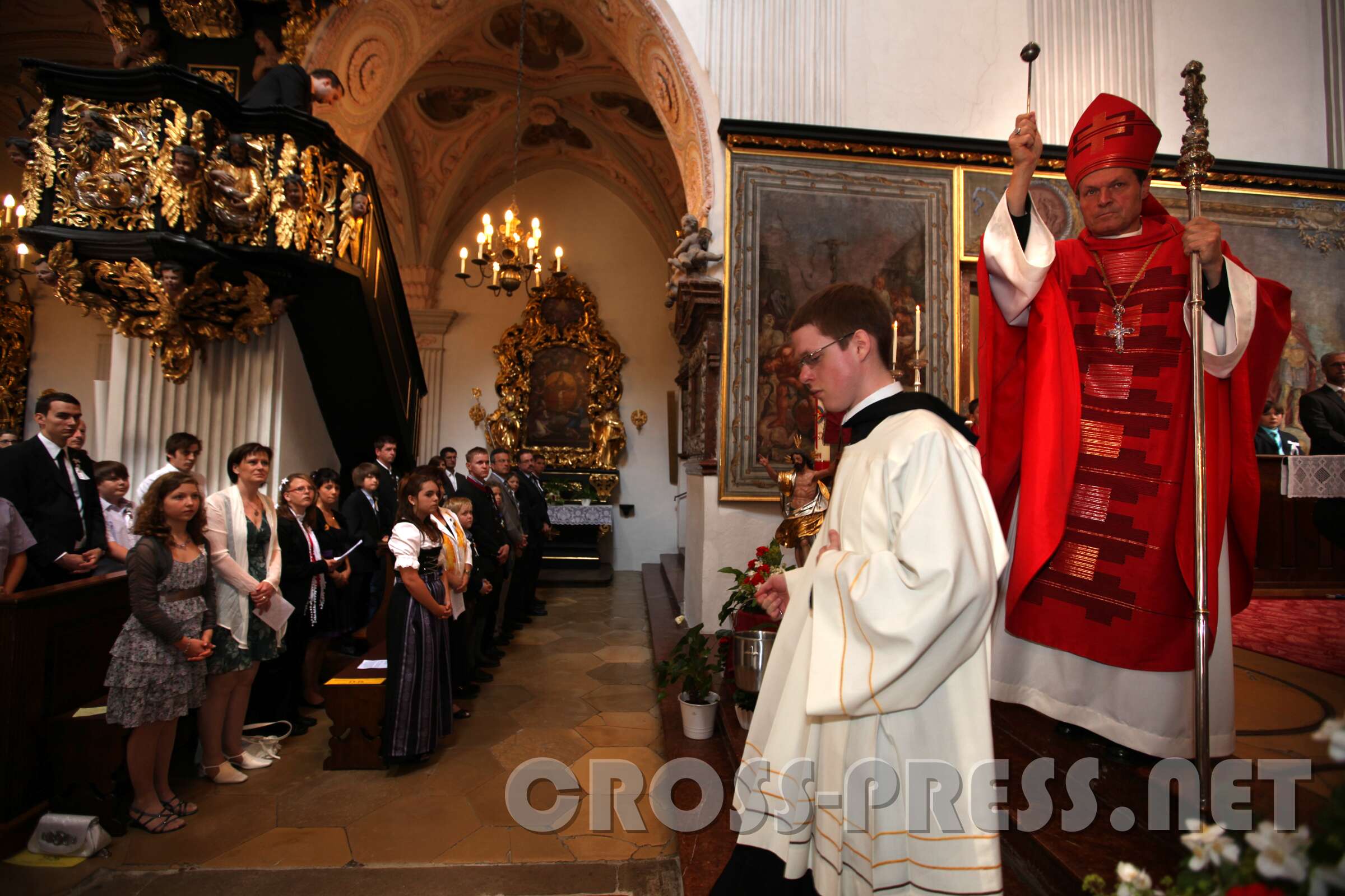 2011.06.11_11.11.56.jpg - Abt Berthold zieht durch die Kirche um Firmlinge und Anwesende mit Weihwasser zu segnen.