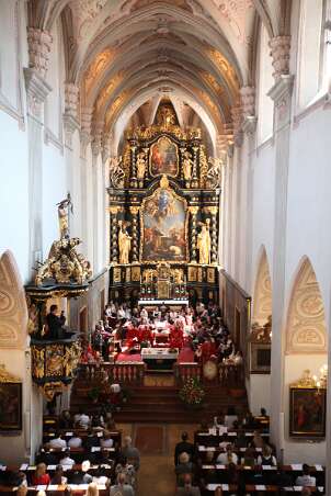 Dekanatsfirmung 2011 - hl.Messe 10h30 Von Sonne und Heiligem Geist durchflutete Stiftskirche. :)