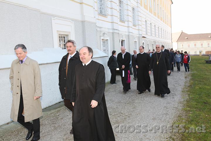 2012.03.21_12.07.35.jpg - Noch ist es nötig, eine kurze Wegstrecke im Freien zurückzulegen, wenn man zum Turnsaal möchte. Ein neuer Zugang ist geplant.