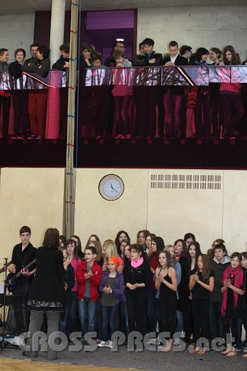 2012.03.21_12.22.58.jpg - Zu ebener Erde: Prof. Manuela Weiss mit ihren Gospelsängern, im ersten Stock: die Zuschauerplätze.