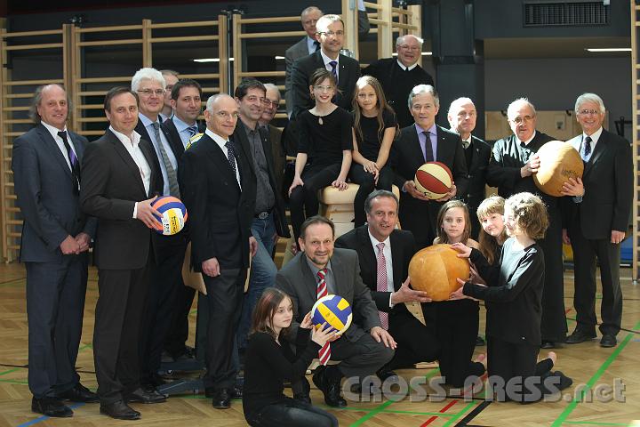 2012.03.21_12.53.24.jpg - Pressefoto-Termin nach Inbetriebnahme des Turnsaales mit Sponsoren, Bauherren, Stifts-, Schul- und Gemeindeverantwortlichen sowie Gymnasiasten.