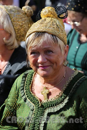 2012.08.15_09.57.06.jpg - Passend zur Haube das Kreuzchen: paillettenbestickt, mit Goldfäden verziert.