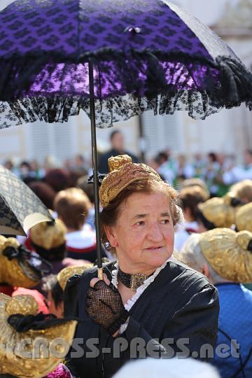 2012.08.15_09.57.42.jpg - Barock- und Rokoko-Accessoires passen ausgezeichnet zu den traditionellen Stoffen.