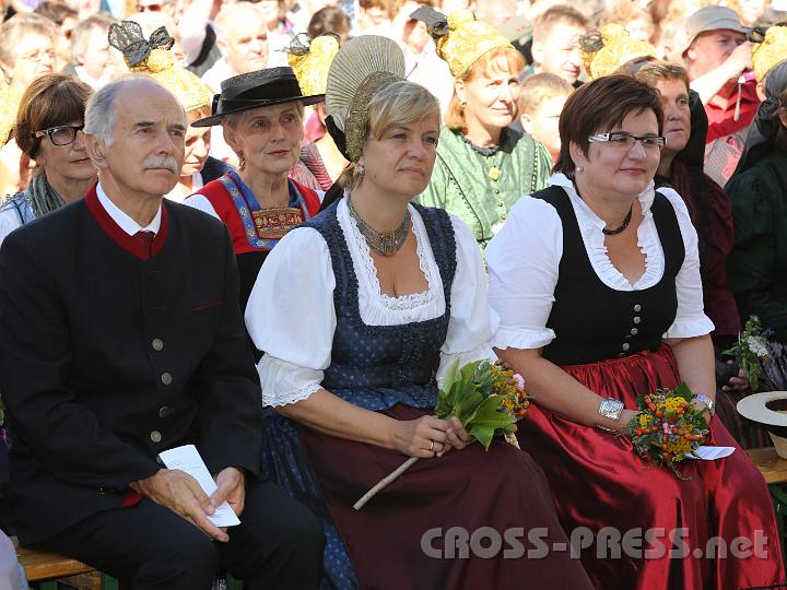 2012.08.15_10.00.20.jpg - Karl Latschenberger, Bürgermeister von Biberbach, Familienlandesrätin Barbara Schwarz sowie LR u. Obfrau des Moststraßentourismusverbands Michaela Hinterholzer verfolgen die Eröffnungsrede des Volkskultur NÖ-Geschäftsführers  Mag. Edgar Niemececk.