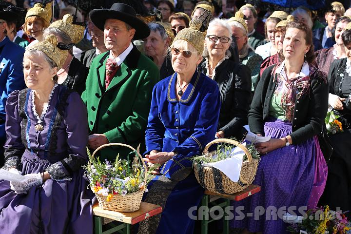 2012.08.15_10.01.51.jpg - Festtagskleidung in Samt und Seide, Brokat und Damast, aber auch "ganz normale" Baumwoll-Dirndln waren vertreten.