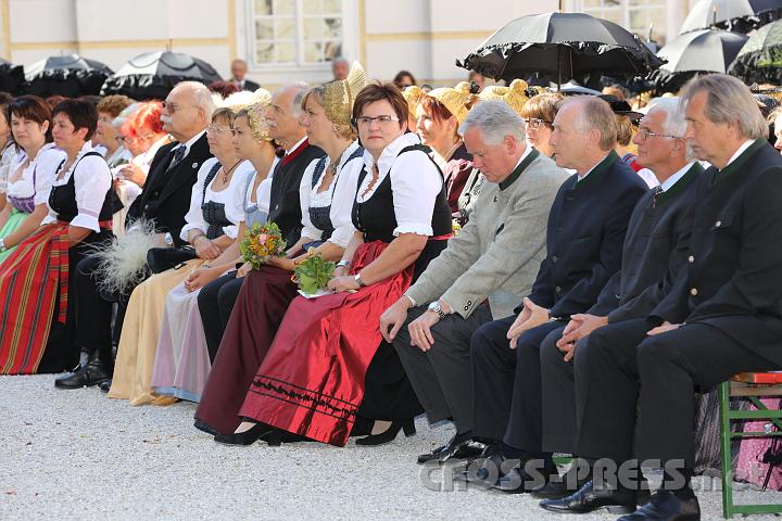 2012.08.15_10.04.37.jpg - Die Bürgermeister der Nachbargemeinden, die Landesrätinnen Barbara Schwarz und Michaela Hinterholzer sowie NRAbg. Günter Kössl in der vordersten Reihe.