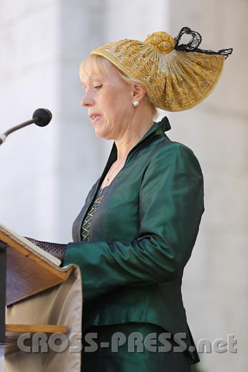 2012.08.15_10.15.50.jpg - Vertreterin einer der Goldhaubengruppen beim Fürbittenlesen.  Wegen des hohen Arbeitsaufwands (bei einer Riegelhaube  über 300 Stunden) und der entsprechend hohen Kosten werden Goldhauben fast ausschließlich in Eigenarbeit gefertigt.