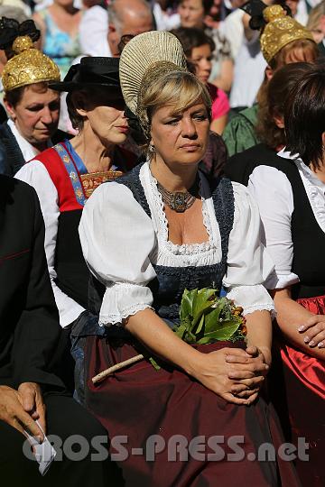 2012.08.15_10.16.15.jpg - "Tradition ist unser Fundament" schrieb Barbara Schwarz ins Gedenkbuch des Tages. Das gilt für diese "Open Air-Messe" ebenso wie für die lebendige Brauchtumspflege.