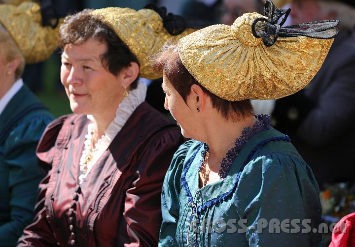 2012.08.15_10.23.32.jpg - Der Brauch, reich geschmückte und verzierte Kopfbedeckungen zur Tracht an Festtagen und zum Kirchgang zu tragen, leitet sich aus dem 13. Jahrhundert ab.