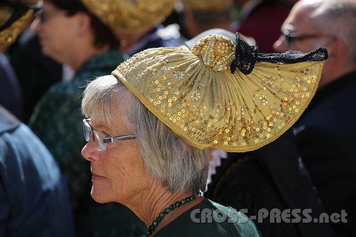 2012.08.15_10.23.56_01.jpg - Verheiratete Frauen mussten in der Öffentlichkeit ihr Haupt bedecken. Bei der Hochzeit wurde ihnen deshalb symbolisch eine Haube aufgesetzt. Von diesem Brauch leitet sich die bekannte Redewendung unter die Haube kommen ab.