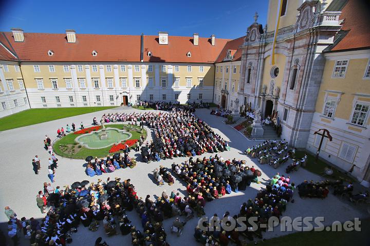 2012.08.15_10.32.56_01.jpg - Der quadratische Stiftshof im "Vierkanter Gottes" wird an großen Festtagen bei schönem Wetter immer zum Austragungsort von Freiluft-Gottesdiensten.