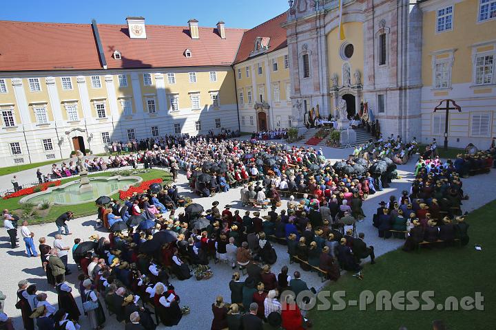 2012.08.15_10.34.53.jpg - Ein eindrucksvolles Bild an prächtigen Trachten bot sich den geschätzten 2.000 Teilnehmern der traditionellen Wallfahrt der Mostviertler Goldhauben- und Trachtengruppen im Stiftshof.