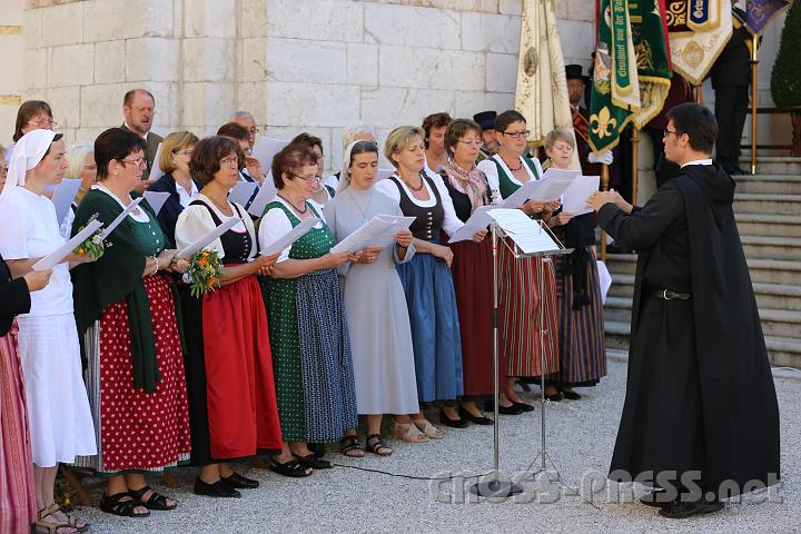 2012.08.15_10.42.57.jpg - P.Florian Ehebruster mit dem Seitenstettner Pfarrchor, in dem auch "die Stimme" von  Radio Maria, Schwester Michaela, mitsingt.