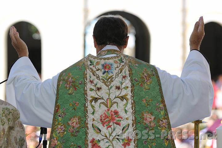 2012.08.15_10.46.40.jpg - Epiklese: Herabrufen des Heiligen Geistes über die eucharistischen Gaben und über die versammelte Gemeinde, die sich mit Christus in der Kommunion vereint.